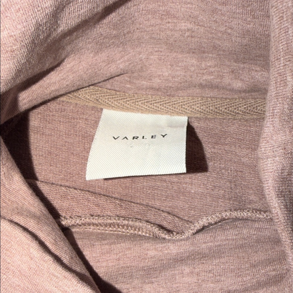 Varley Cozy sweatshirt with a floral accent scarf. Perfect for casual wear. smal - Picture 9 of 11
